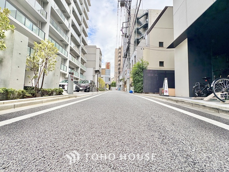 内装 ここはみんなが集い、食事と楽しい会話が始まる場所。話に夢中になりすぎて、ついつい時を忘れ、夜半過ぎになってしまう。そんな束の間の幸せを感じさせてくれます。