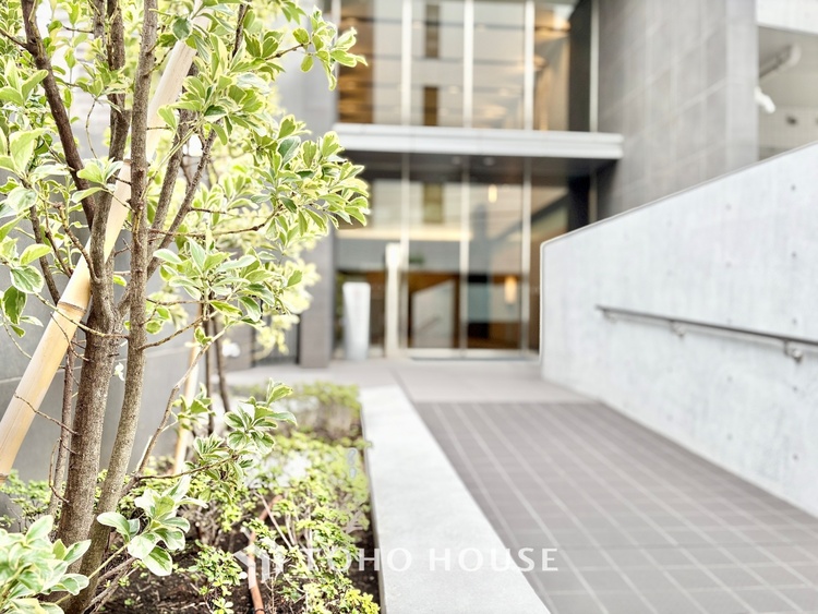 キッチン 手元の収納から、足元の収納までが全てスライド式で、奥のスペースまで有効に活用できます。奥まで上から見渡せるので、たまにしか使わない調理器具もサッと取出せます。