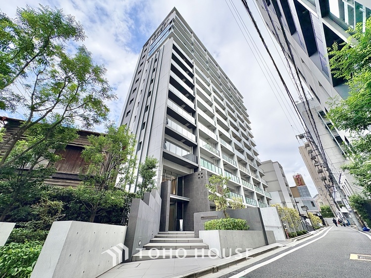 風呂 【浴室】《一日の疲れを落としてくれる場所は、落ち着く場所でなければならない》　高級感溢れるカラーと大きさ・柔らかな曲線で構成された半身浴も楽しめるバスタブが心地よさをもたらします。