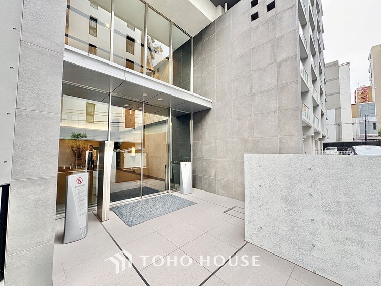 トイレ 清潔感あるホワイト調のクロスと温もり溢れるモダンカラーの床材が見事に調和した本邸宅は、毎日の生活を少しでも快適に過ごして頂ける様に落ち着いた雰囲気作りから行っています。