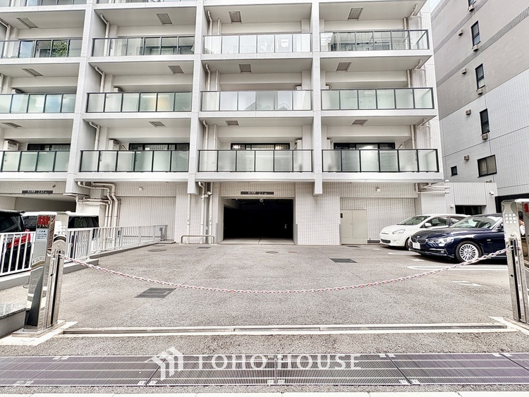 洗面 気持ちの良い朝をつくりだし、夕方には笑顔を取り戻させてくれるミラー。パウダールームはいつでも本来の自分を取り戻せる空間。明るく仕上げてあります。