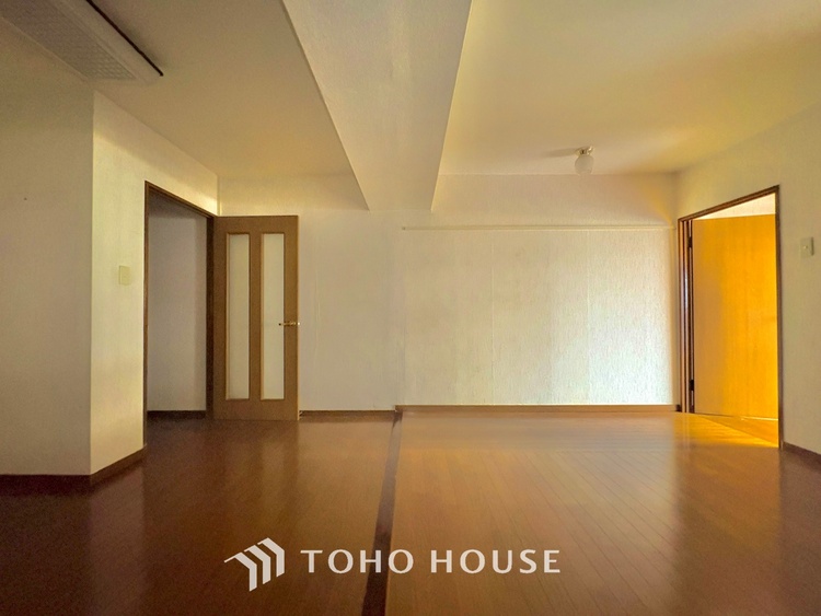 内装 ◆瀟洒な空間◆落ち着きのある彩が見事に調和させた瀟洒な空間を演出。ここに集まる家族の会話と笑顔が絶え間なく続く幸せな空間。