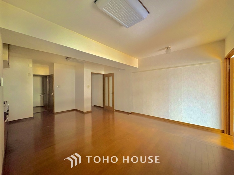 内装 ここはみんなが集い、食事と楽しい会話が始まる場所。話に夢中になりすぎて、ついつい時を忘れ、夜半過ぎになってしまう。そんな束の間の幸せを感じさせてくれます。