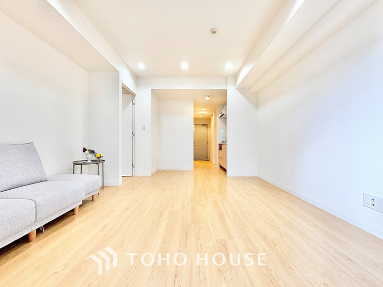 内装 ◆木漏れ日◆の様な採光が優しく足元を照らし、心地いい暮らしの道しるべを写し出す。この空間で過ごす家族との語らいの時間がとても素敵で幸せを感じるかもしれない。