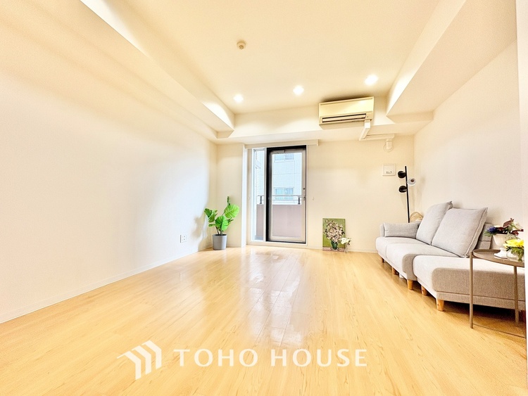 内装 ◆リビング◆たくさんの窓から注ぐ太陽の光。時間の経過とともに光と影のコントラストがこの空間のムードを変え、部屋に変化と温もりをもたらしてくれる。