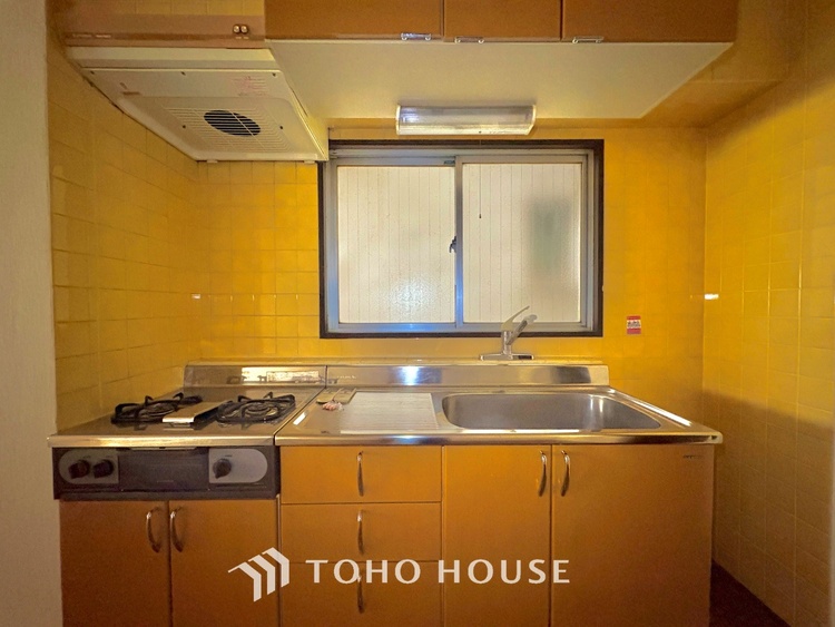 キッチン 手元の収納から、足元の収納までが全てスライド式で、奥のスペースまで有効に活用できます。奥まで上から見渡せるので、たまにしか使わない調理器具もサッと取出せます。