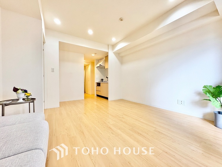 内装 ◆今宵の食卓◆ダウンライトに反射するグラスを眺めながらワインを注ぐ。トクトクと心地いい音をさせながら、フランスの古城を思わせる薫りがたちこめ、とても幸せな時を過ごせる。