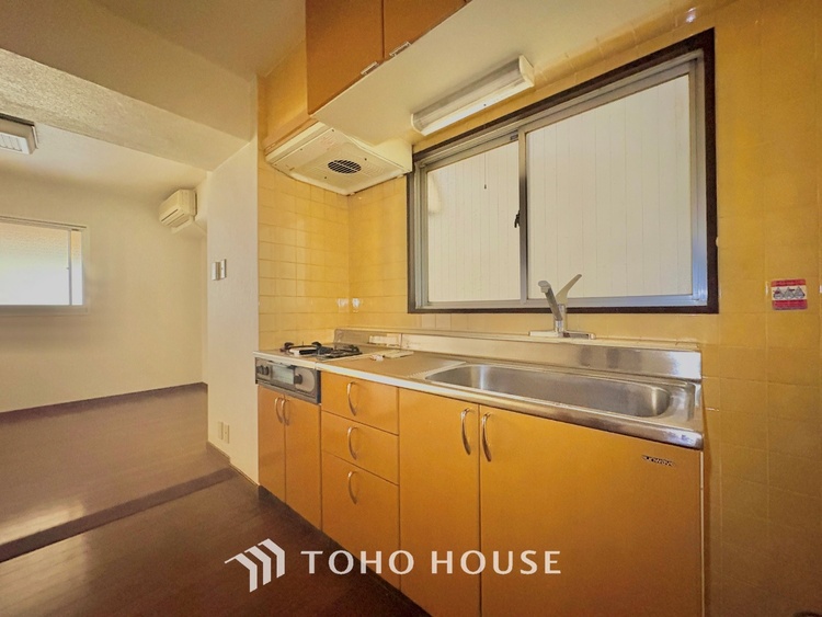 キッチン ◆愛育◆キッチンは家族の絆を育む大切な空間。シンプルで使い易いSystemKitchenで愉しく作る料理は愛情のある美味しいご馳走に。家族で使える広々としたダイニングキッチンです。