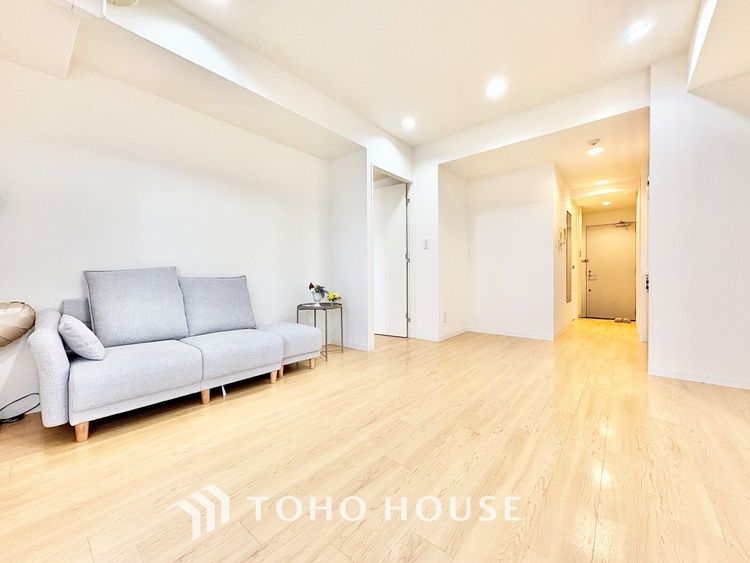 内装 ◆窓を開けると◆冷涼な風、そよぐリビング。だんらんの場所はここから始まり、ここで終わる。家族の笑顔が集う素敵な場所だから、こだわり抜いた思いが詰まっているのだと思う。