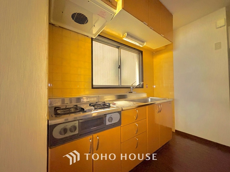 キッチン キッチンは家族の絆を育む大切な空間。シンプルで使い易いシステムキッチンで愉しく作る料理は愛情のある美味しいご馳走に。家族で使えるダイニングキッチンです。