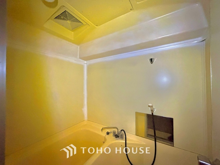 風呂 【浴室】《一日の疲れを落としてくれる場所は、落ち着く場所でなければならない》　高級感溢れるカラーと大きさ・柔らかな曲線で構成された半身浴も楽しめるバスタブが心地よさをもたらします。