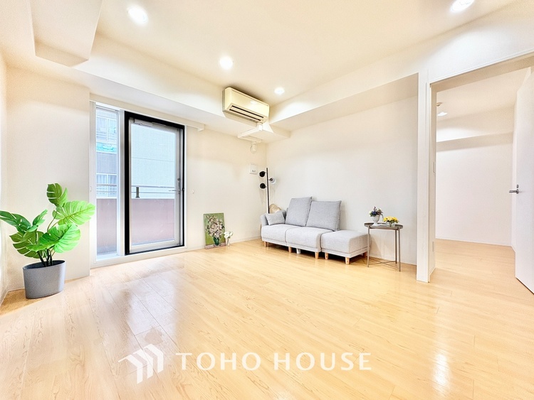 内装 ◆リビング◆そこには目を輝かせ笑顔で見つめてくれる君がいて、「おかえり」の言葉がこだまする。何気ない日々の挨拶は僕にとっては幸せで、同時に君の瞳にも恋している。