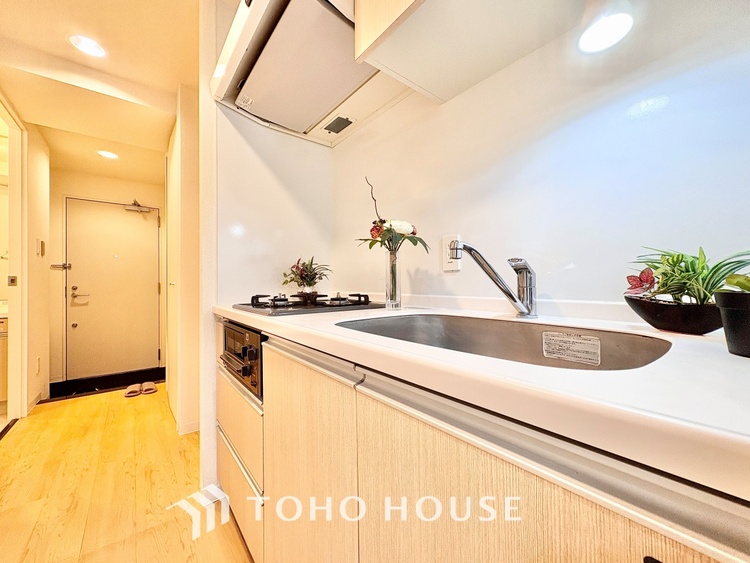 キッチン ◆キッチン◆美しく使いやすいキッチンは油汚れが簡単に拭き取れる素材で加工されており、浄水器シャワーから流す水の音を軽減する静かなシンクを採用。見えないところにさり気ない配慮が嬉しいですね