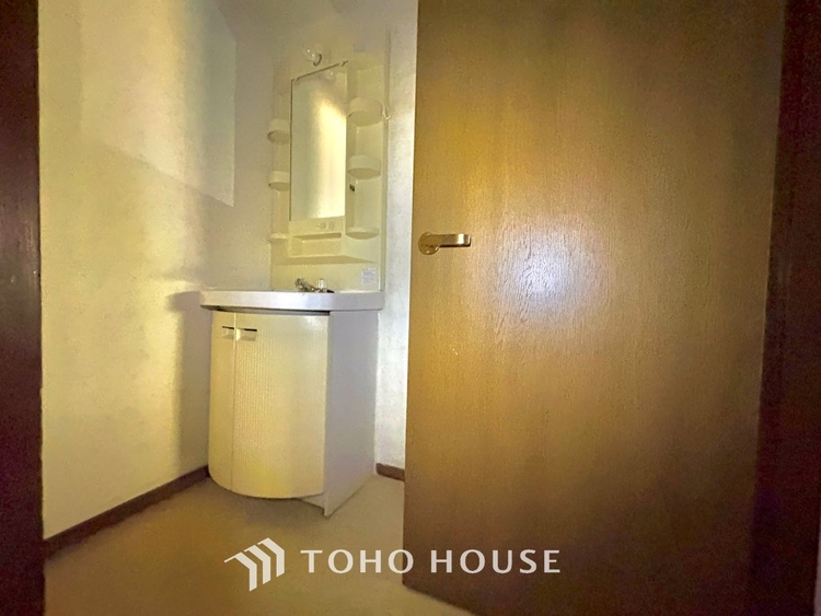 洗面 気持ちの良い朝をつくりだし、夕方には笑顔を取り戻させてくれるミラー。パウダールームはいつでも本来の自分を取り戻せる空間。明るく仕上げてあります。