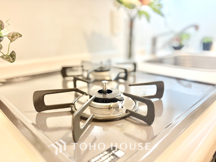 キッチン ◆今宵の食卓◆ダウンライトに反射するグラスを眺めながらワインを注ぐ。トクトクと心地いい音をさせながら、フランスの古城を思わせる薫りがたちこめ、とても幸せな時を過ごせる。