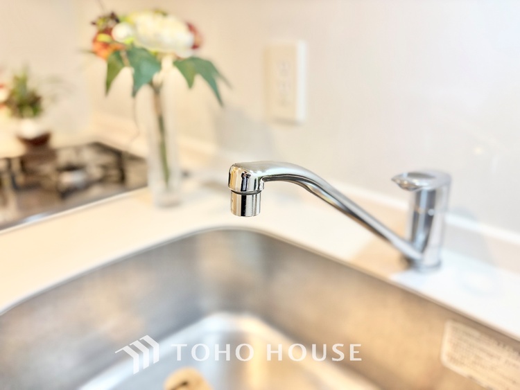 キッチン ◆キッチン◆美味しい料理を作りたくなるような気持にさせてくれる、腕を振るえる自慢のスペース。見上げると柔らかなダウンライトが包み込み、彩りを添えます。艶と光沢のある居心地の良いわが家のキッチン。