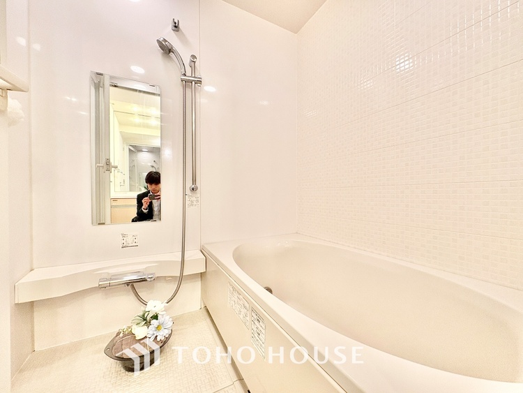 風呂 ◆浴室◆の温もりを感じ、ふわりと寄り添う太陽の妖精たちが自然と僕達を微睡ませる。うとうとしたい訳ではないがそんな時間が嫌いじゃない自分がここにいる。