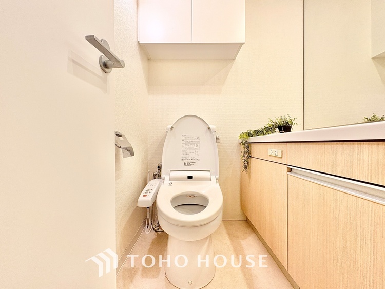 トイレ ◆トイレ◆トイレも全て新品に交換されており、清々しく新生活を始めることができます。白基調の清潔感のある空間に生まれ変わりました。