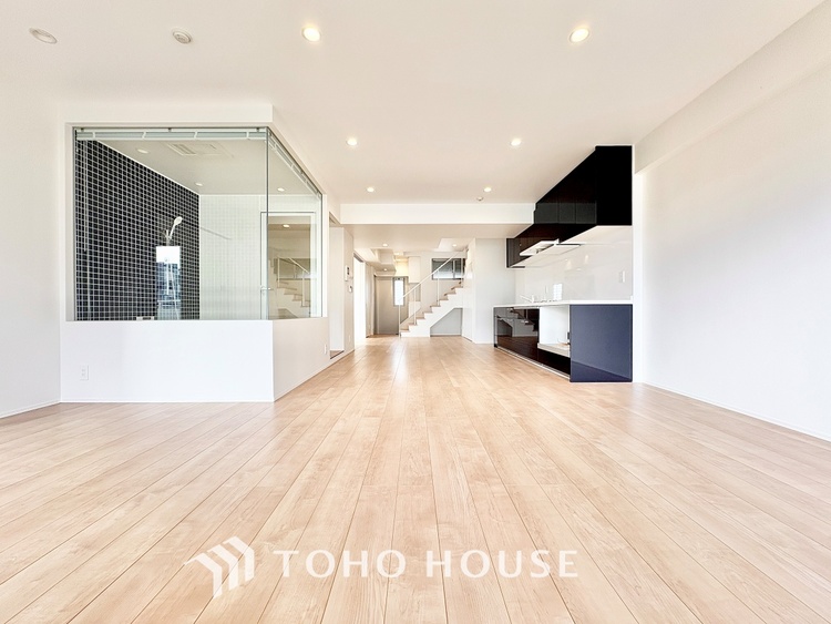 内装 ◆木漏れ日◆の様な採光が優しく足元を照らし、心地いい暮らしの道しるべを写し出す。この空間で過ごす家族との語らいの時間がとても素敵で幸せを感じるかもしれない。