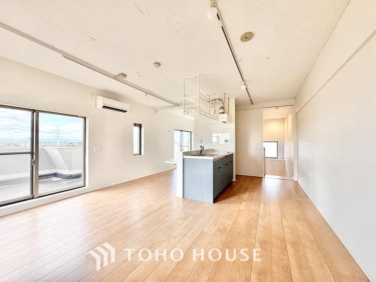 内装 ◆間接照明◆オレンジ色の光が僕達を大人な気分にさせる。静かで優しく語りかけるその光は、今日の終わりを告げてくれ、でも明日にはいい事が必ず来るよ。そんな囁きが聞こえてくる