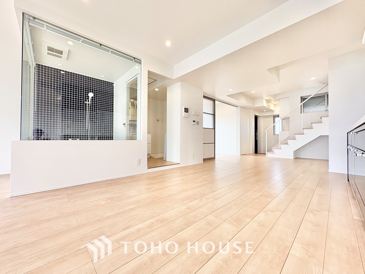 内装 ◆リビング◆たくさんの窓から注ぐ太陽の光。時間の経過とともに光と影のコントラストがこの空間のムードを変え、部屋に変化と温もりをもたらしてくれる。