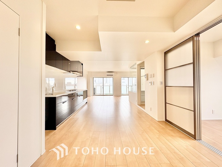 内装 ◆今宵の食卓◆ダウンライトに反射するグラスを眺めながらワインを注ぐ。トクトクと心地いい音をさせながら、フランスの古城を思わせる薫りがたちこめ、とても幸せな時を過ごせる。