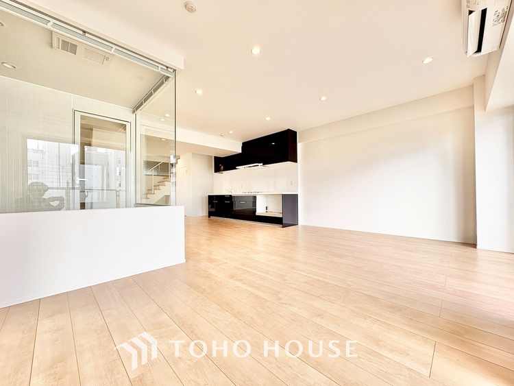 内装 ◆窓を開けると◆冷涼な風、そよぐリビング。だんらんの場所はここから始まり、ここで終わる。家族の笑顔が集う素敵な場所だから、こだわり抜いた思いが詰まっているのだと思う。