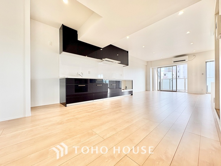 内装 ◆リビング◆そこには目を輝かせ笑顔で見つめてくれる君がいて、「おかえり」の言葉がこだまする。何気ない日々の挨拶は僕にとっては幸せで、同時に君の瞳にも恋している。