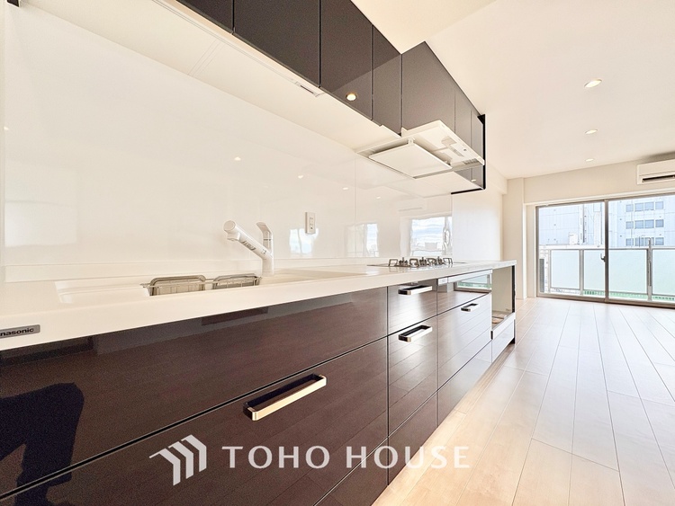 キッチン ◆キッチン◆美しく使いやすいキッチンは油汚れが簡単に拭き取れる素材で加工されており、浄水器シャワーから流す水の音を軽減する静かなシンクを採用。見えないところにさり気ない配慮が嬉しいですね