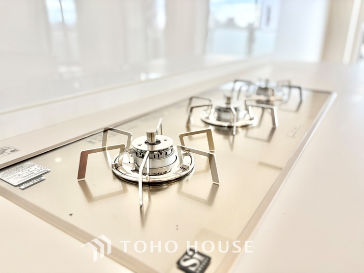 キッチン ◆今宵の食卓◆ダウンライトに反射するグラスを眺めながらワインを注ぐ。トクトクと心地いい音をさせながら、フランスの古城を思わせる薫りがたちこめ、とても幸せな時を過ごせる。