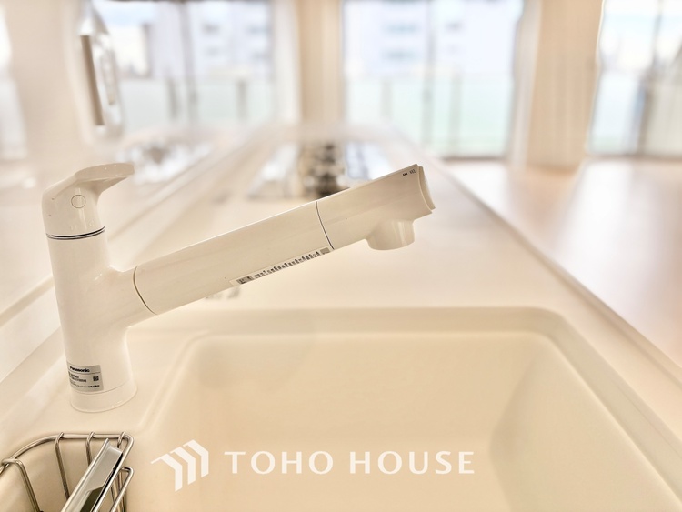 キッチン ◆キッチン◆美味しい料理を作りたくなるような気持にさせてくれる、腕を振るえる自慢のスペース。見上げると柔らかなダウンライトが包み込み、彩りを添えます。艶と光沢のある居心地の良いわが家のキッチン。