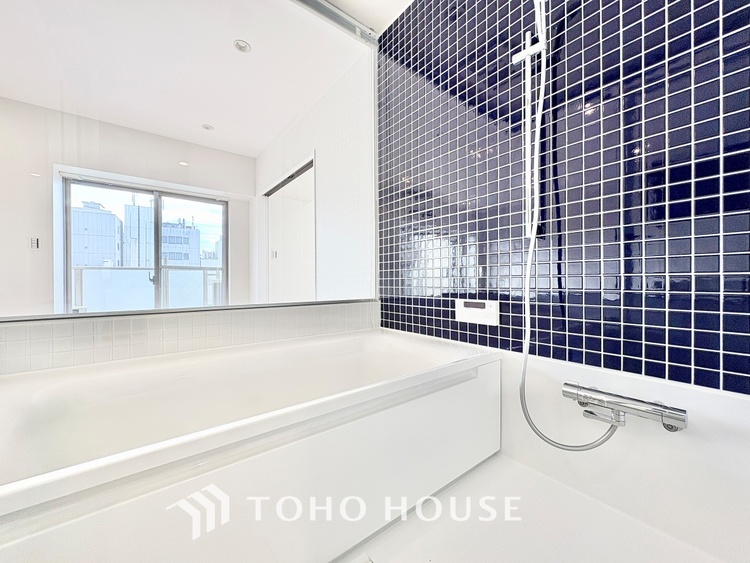 風呂 ◆浴室◆の温もりを感じ、ふわりと寄り添う太陽の妖精たちが自然と僕達を微睡ませる。うとうとしたい訳ではないがそんな時間が嫌いじゃない自分がここにいる。