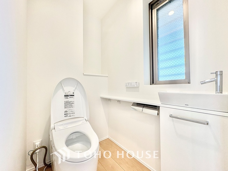 トイレ ◆トイレ◆トイレも全て新品に交換されており、清々しく新生活を始めることができます。白基調の清潔感のある空間に生まれ変わりました。