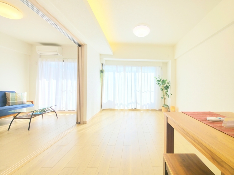 内装 陽光が降り注ぐ、開放的な大空間です。家族の絆を育み、ゲストをもてなす舞台となる、心豊かな団らんの時間が流れます。