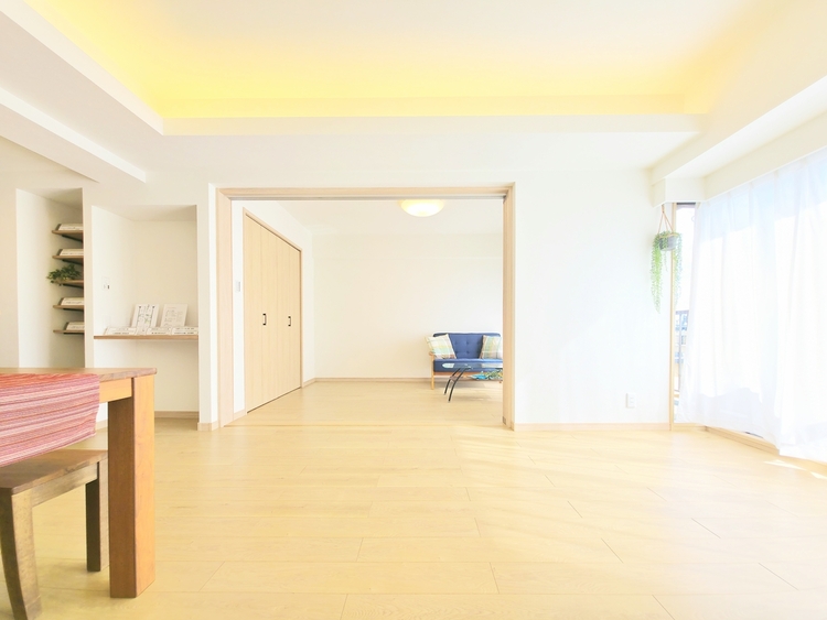 内装 陽光が降り注ぐ、開放的な大空間です。家族の絆を育み、ゲストをもてなす舞台となる、心豊かな団らんの時間が流れます。