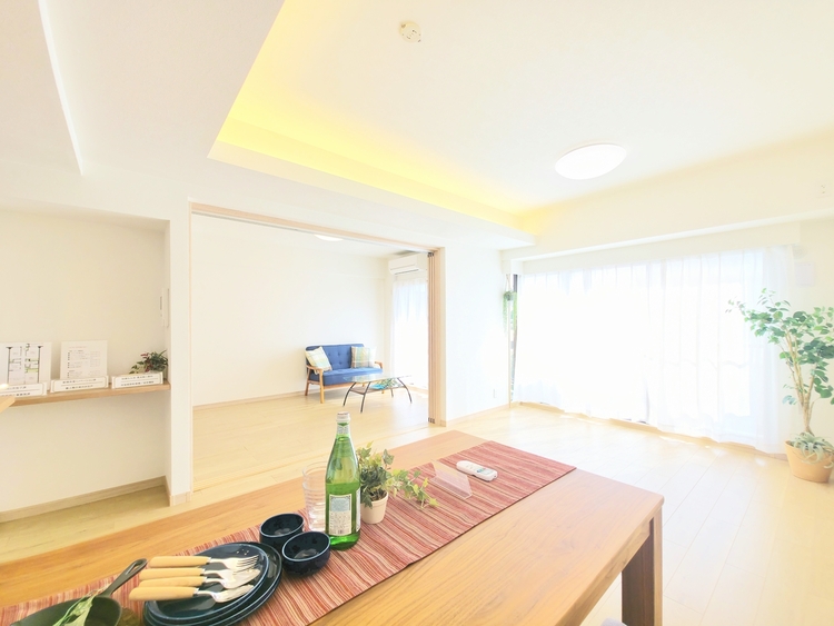 内装 陽光が降り注ぐ、開放的な大空間です。家族の絆を育み、ゲストをもてなす舞台となる、心豊かな団らんの時間が流れます。