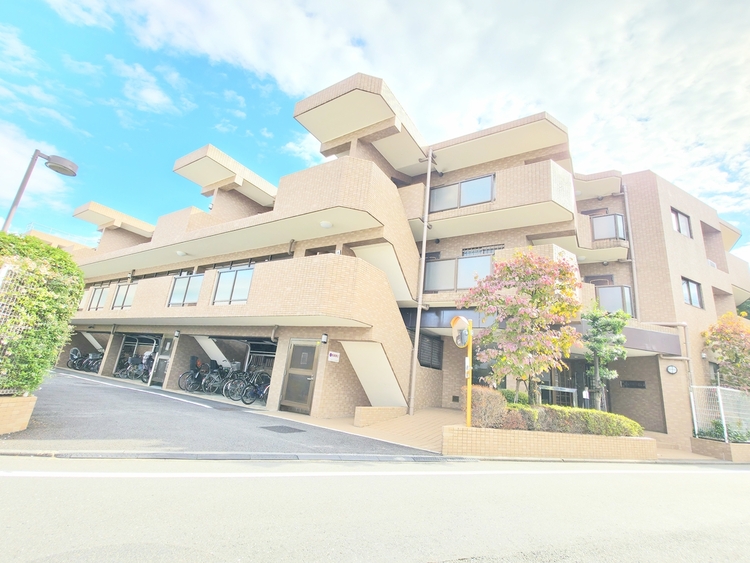 外観 街の景観を牽引するような、洗練されたデザインのレジデンスです。圧倒的な存在感を放ち、住まう人のステータスを象徴します。