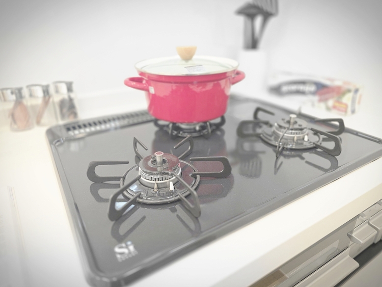 キッチン あなたの創造性を刺激する舞台。最新の機能と美しいデザインが融合し、料理の時間を至福の瞬間に変えます。