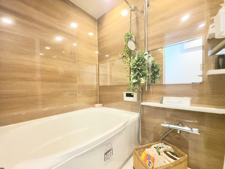 風呂 心と体を解き放つ空間。広々とした浴槽と最新の機能が、極上のリラクゼーションを提供し、疲れを完全に癒します。