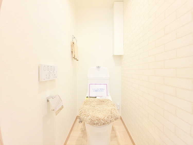 トイレ 清潔でプライベートな時間を守る空間。最新の機能と静謐なデザインが、訪れる人に心地よい安心感を与えます。