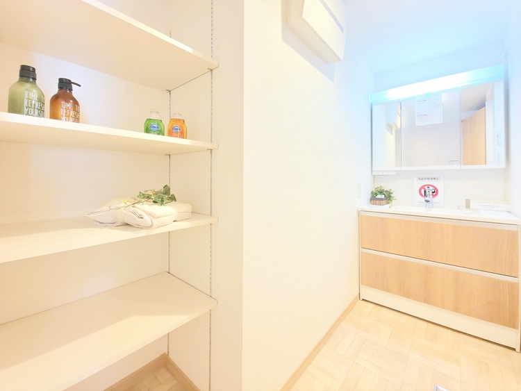 洗面 一日の始まりと終わりを彩る空間。収納力とデザイン性を兼ね備えた洗面台が、忙しい朝の身支度を優雅な時間に変えます。