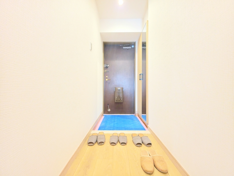 玄関 住まいの顔となるエントランス。洗練されたデザインと充足した収納が、あなたとゲストを心地よく迎える上質な空間です。