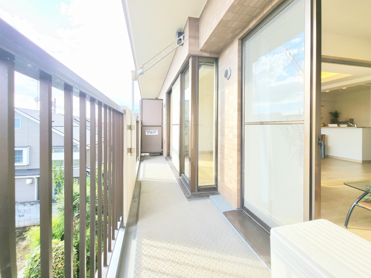 バルコニー 陽光が降り注ぐ、開放感あふれる屋外空間です。セカンドリビングとして、あるいは優雅なカフェタイムの舞台として多目的に活用できます。