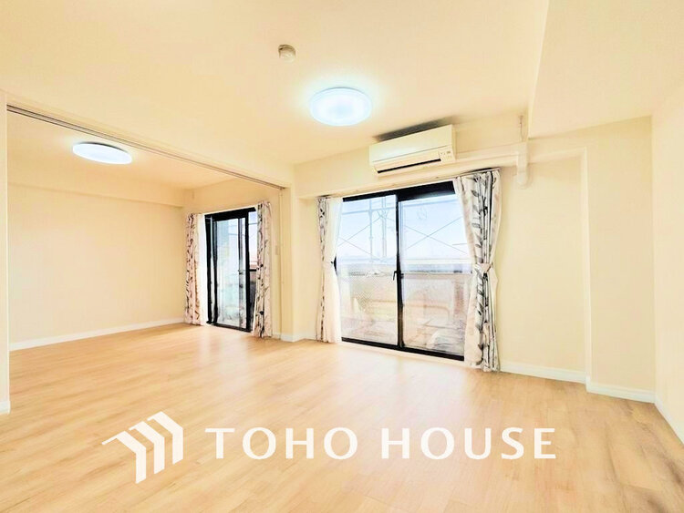 内装 上質な時間を育む暮らしのメインステージ。寛ぎとコミュニケーションを育む居心地のよい場所(現地には家具があります)