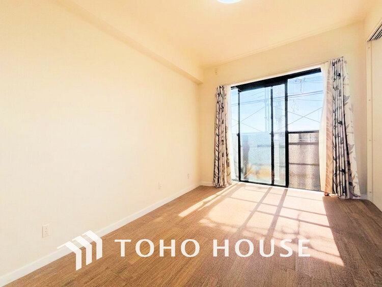 内装 採光もある洋室は、くつろぎのひと時を過ごすのにぴったり(現地には家具があります)