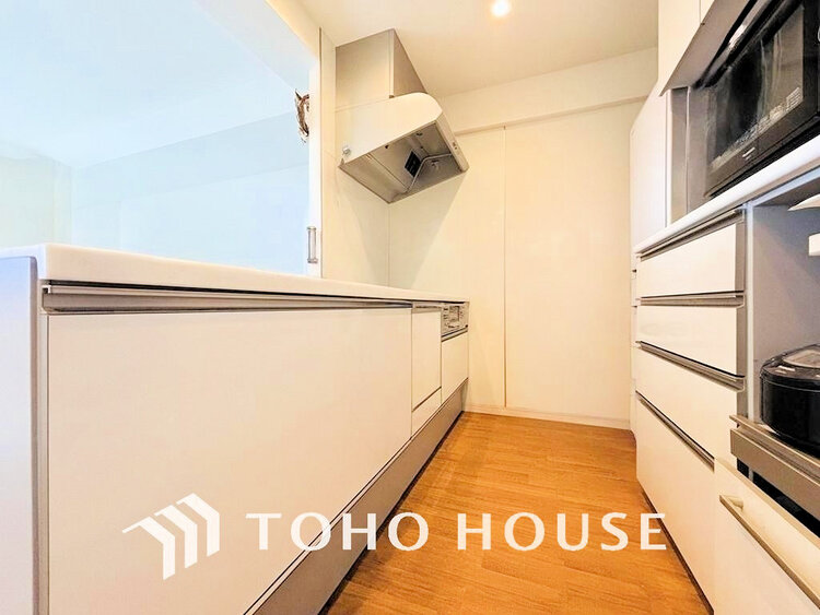 キッチン シンプルな部屋の雰囲気に溶け合うナチュラルキッチン(現地には家具があります)