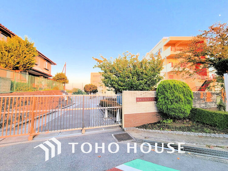 周辺 横浜市立上山小学校　距離1300ｍ