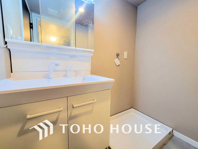 洗面 新規設置の洗面化粧台。収納豊富で使い勝手の良い3面鏡です