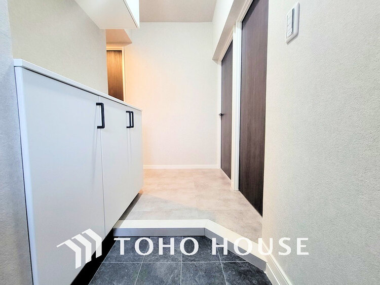 玄関 飾り過ぎないシンプルな内装の玄関