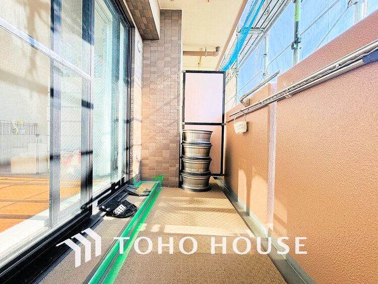 バルコニー 日当たりの良いバルコニーで晴れの日の洗濯物も楽しみになりますね